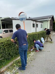 会社の垣根を剪定・清掃中②