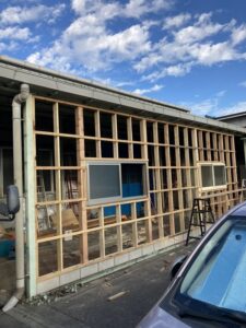 壁枠組みと窓の設置