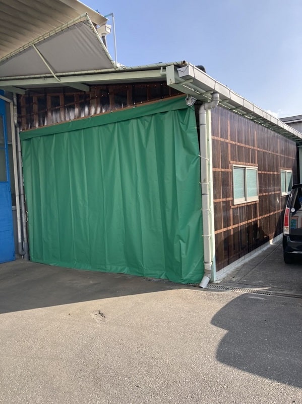 出入り口に緑幕を張って完成