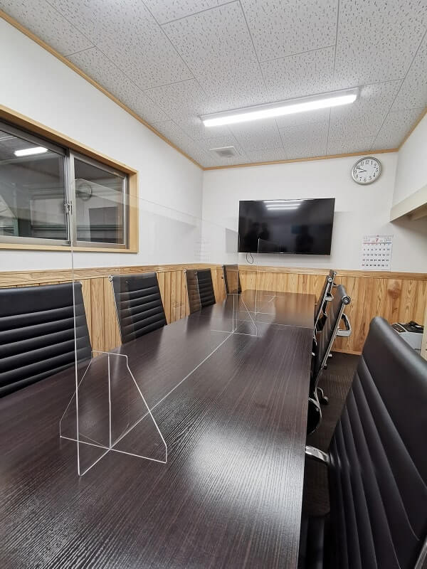 二階会議室内遮蔽板