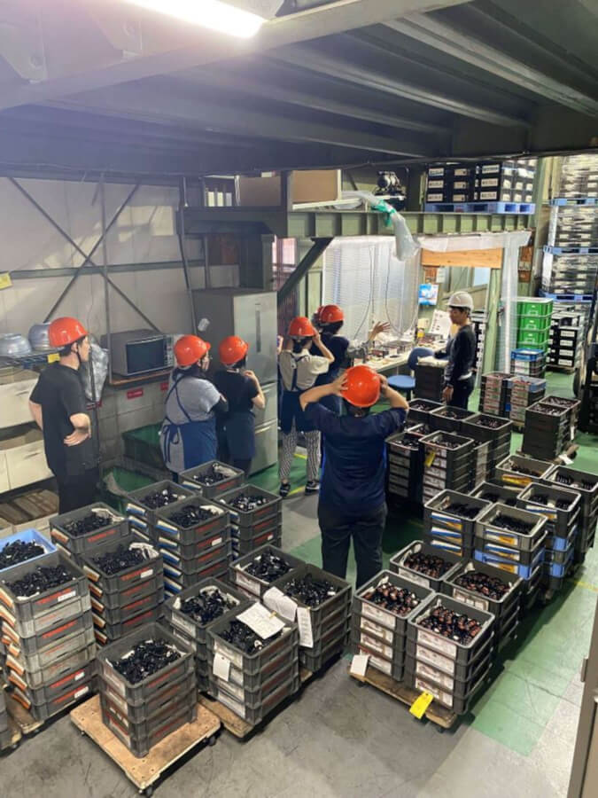 ②ヘルメットをかぶり避難経路を確認しています