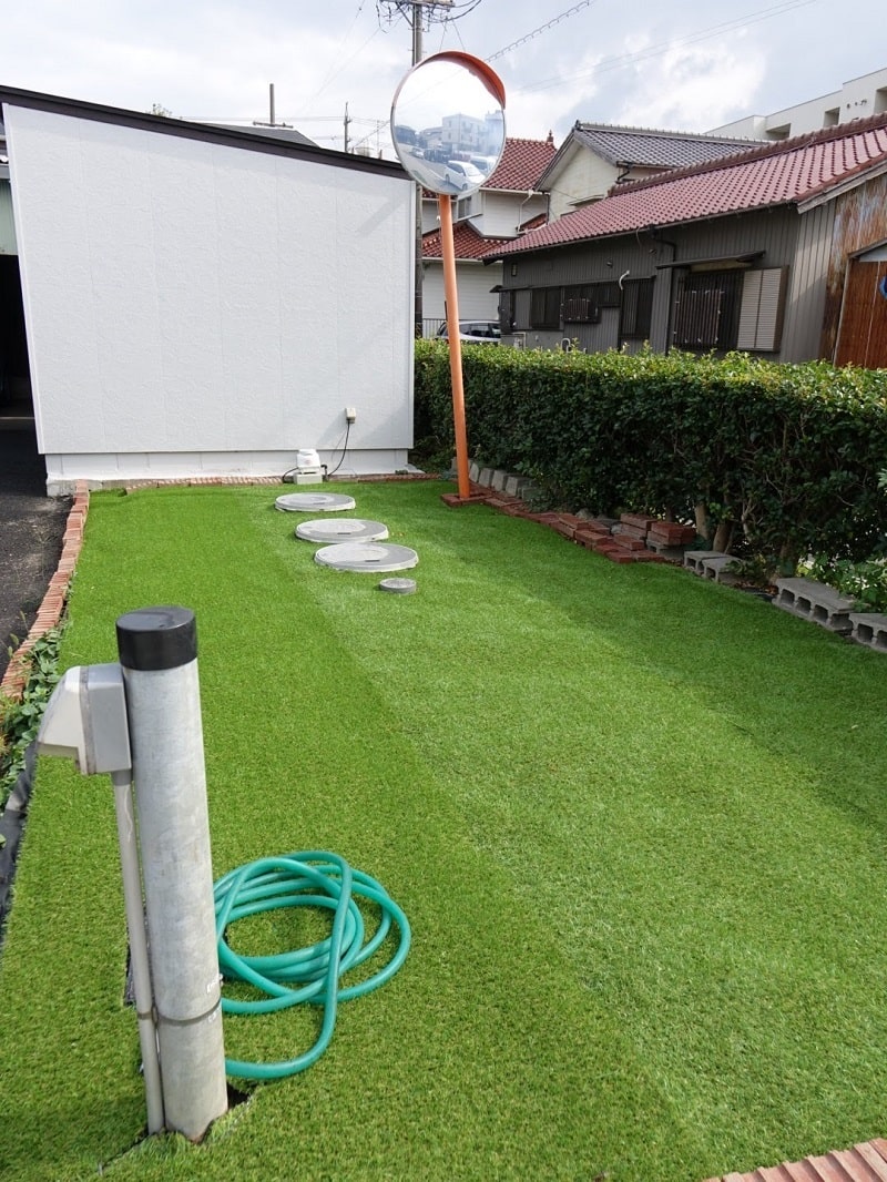 会社敷地内に人工芝を敷きました_01
